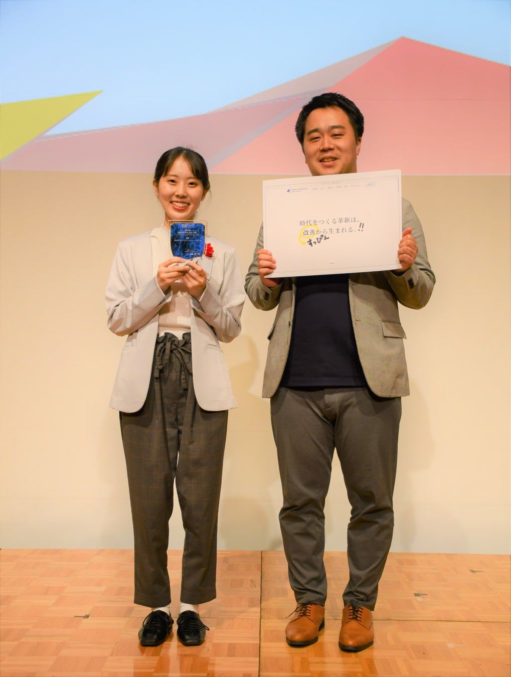 弊社デザイナー尾上(左)とプロジェクトメンバー渡部(右)
