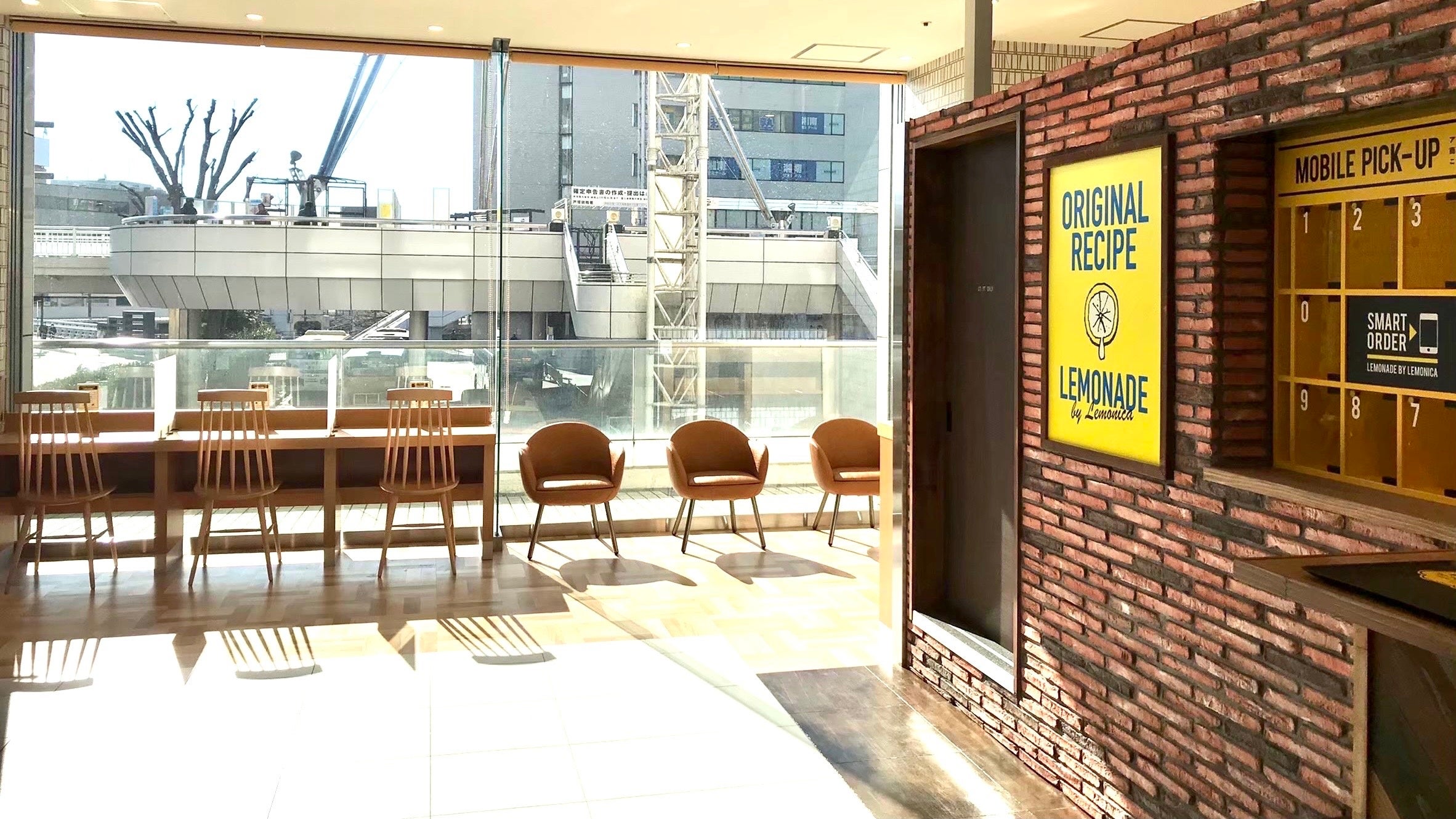 日当たりの良い席でゆっくりとくつろげます