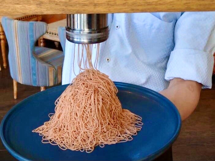 特製マロンクリームをたっぷりと搾ります。