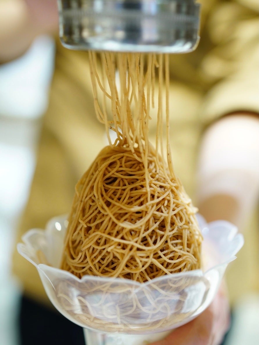 特製マロンクリームをたっぷりと搾ります。