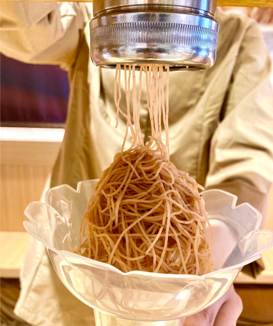 特製マロンクリームをたっぷりと搾ります。