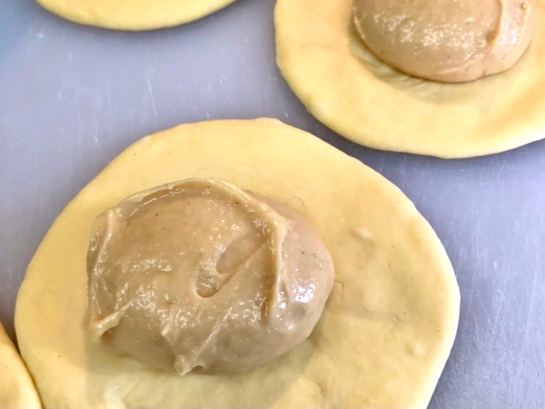 ヘーゼルクリームたっぷり、成形前のザックザッククリーム・イタリア