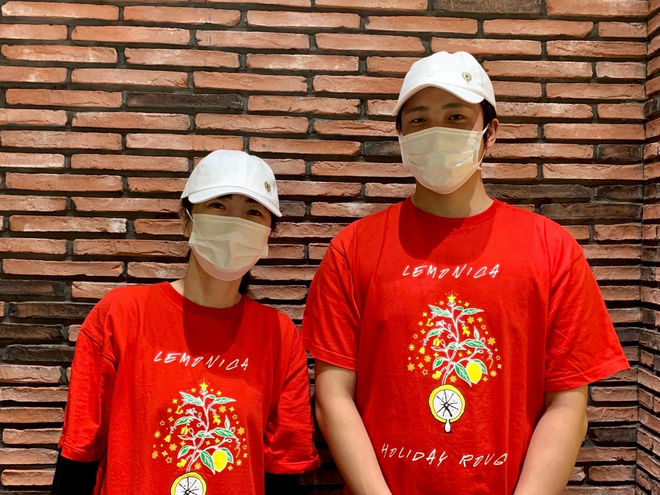 イオンモール倉敷店 長野店長（右）とスタッフ（左）