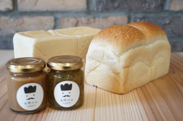 オリジナルコンフィチュール(手前)、生食パン(左)、焼き食パン(右)