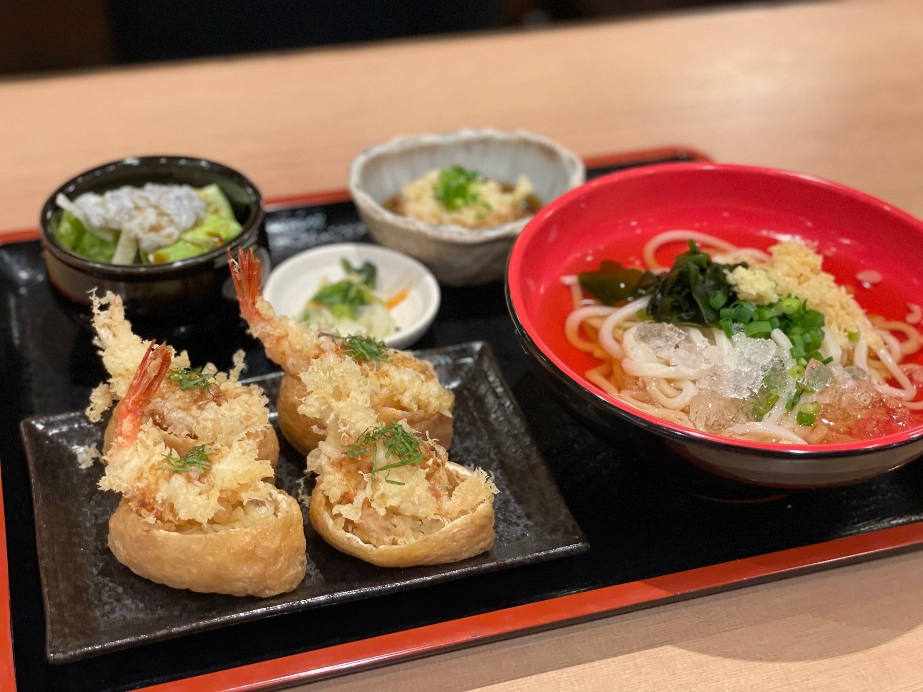 海老天丼こし 春の新メニュー 北陸の海老添えいなり うどん御膳 が4月18日より登場 今が旬の富山産白エビ 石川産甘エビ を使用した 見た目も華やかな一品 エスダムスメディアのプレスリリース 海老天丼こし 春の新メニュー 北陸の海老添えいなり うどん御膳 が4月18日より登場 今が旬の富山産白エビ 石川産甘エビ を使用した 見た目も華やかな一品 エスダムスメディアのプレスリリース