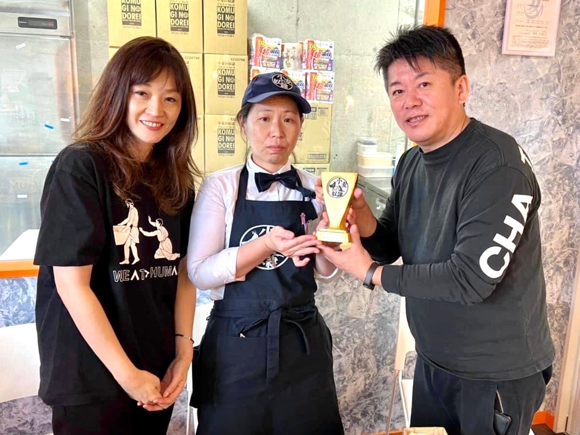 下関椋野店にてトロフィーを授与