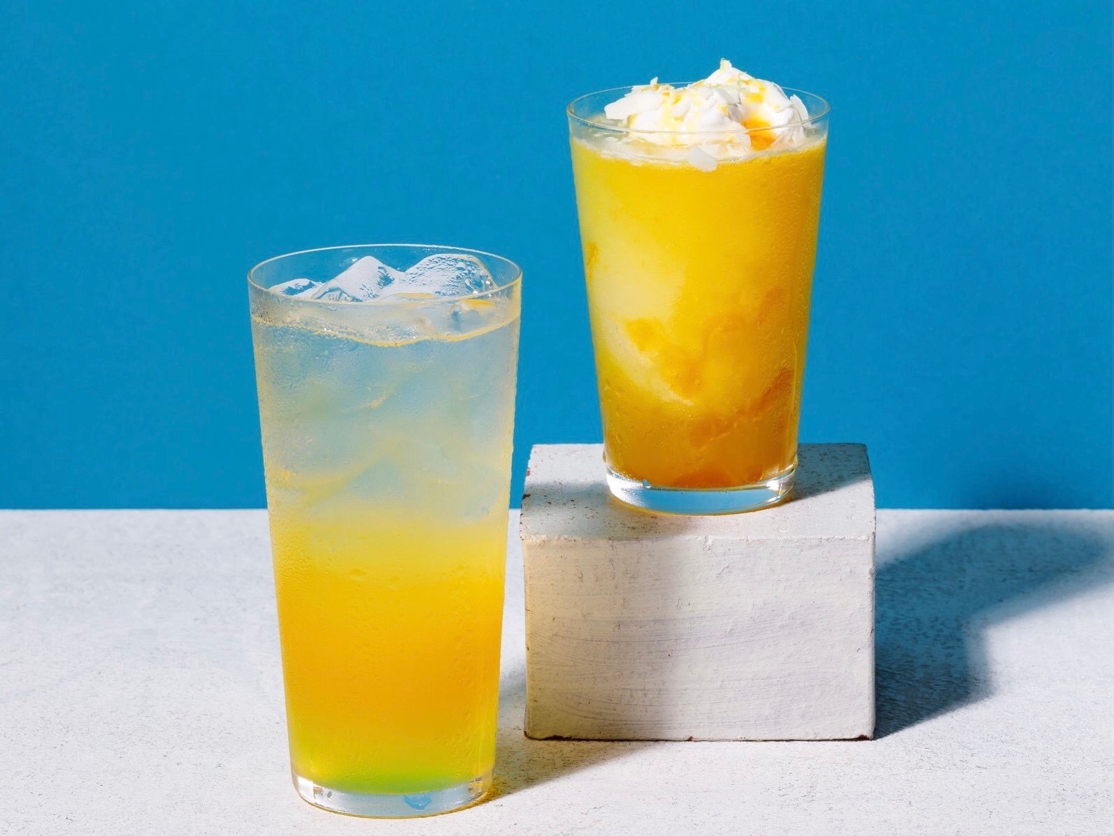 「ラプラプマンゴーレモネード」(左)と「ラプラプマンゴーレモネッタ」(右)
