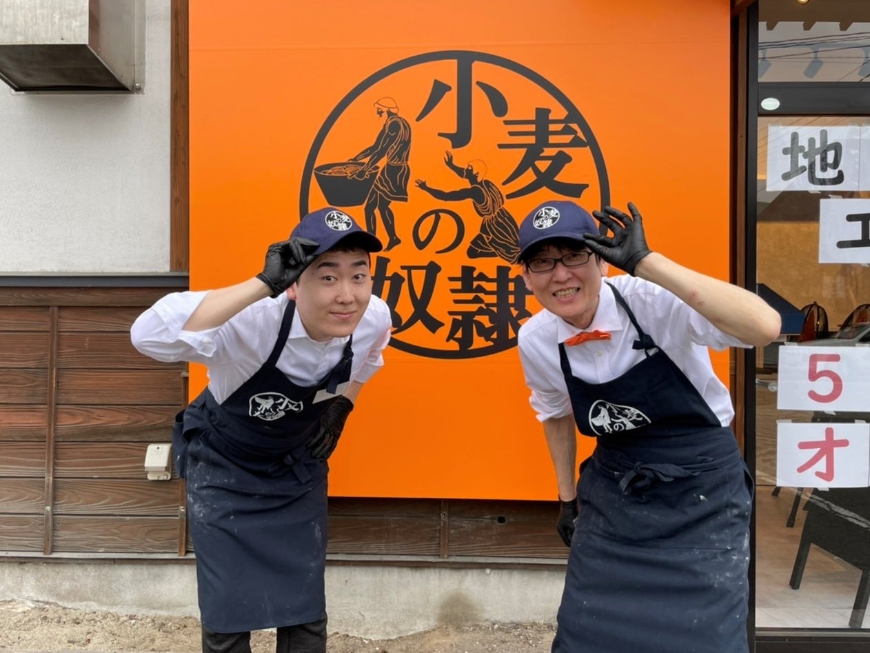 仙台愛子店 クルー（左）と店長むつ（右）