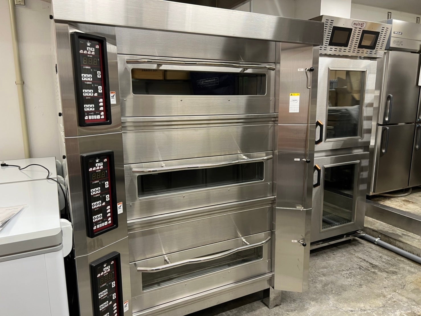 一日を通してパンを焼き上げる、充実した設備