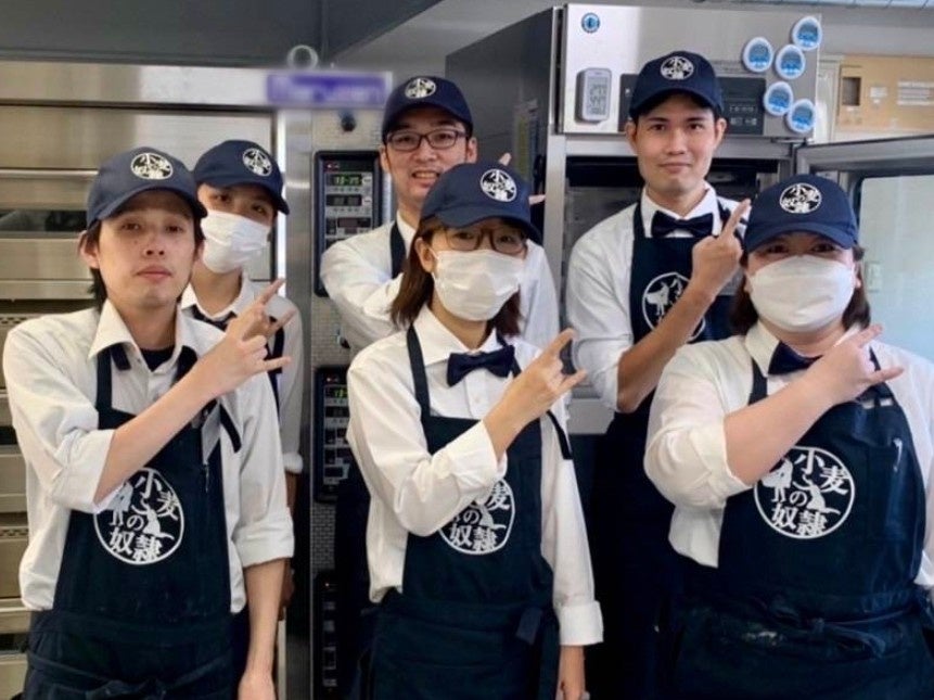 小麦の奴隷 鹿児島谷山店 店長カッキー（上 中央）とクルー