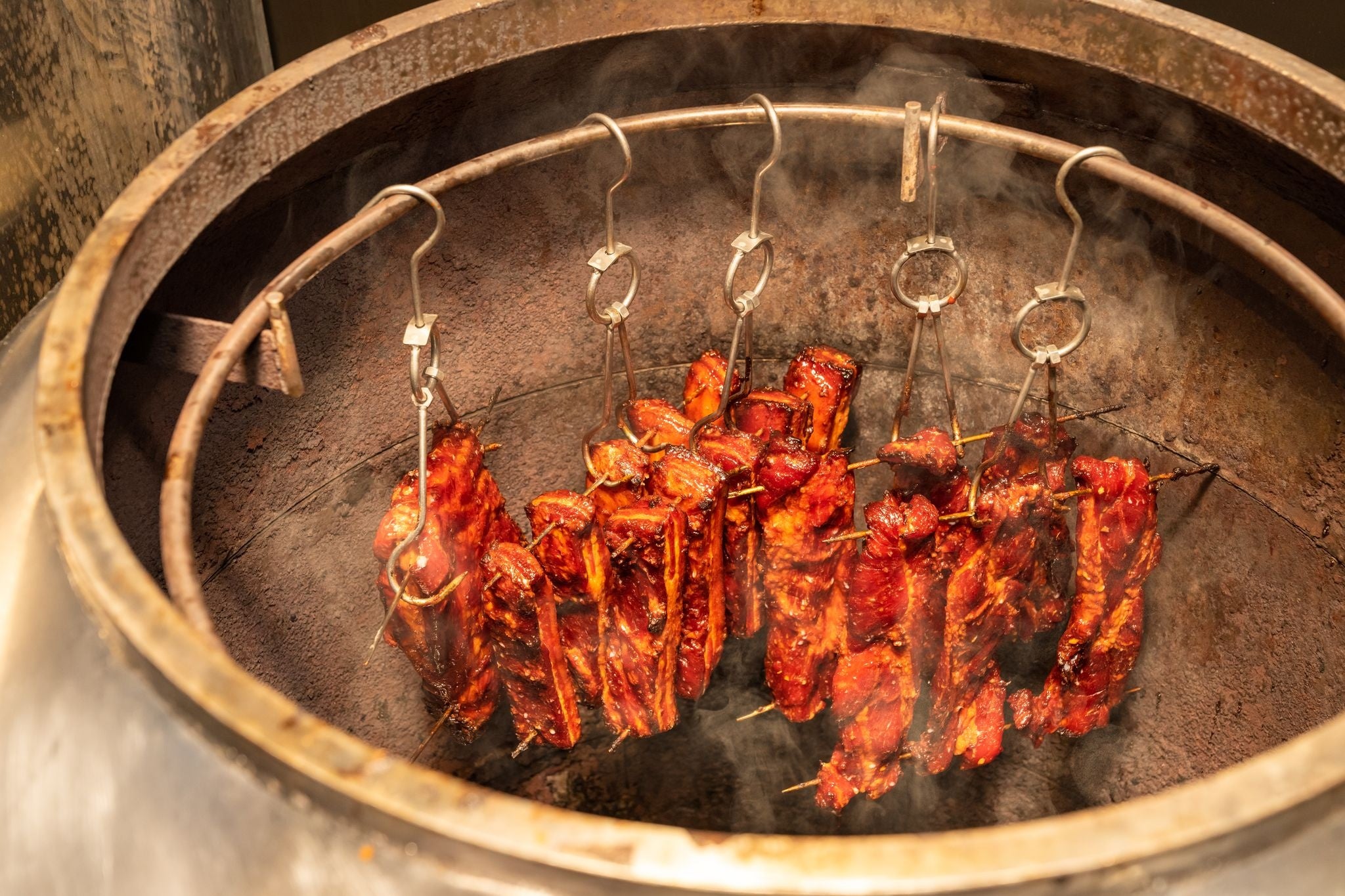 アトリエにはチャーシュー窯を5台設置