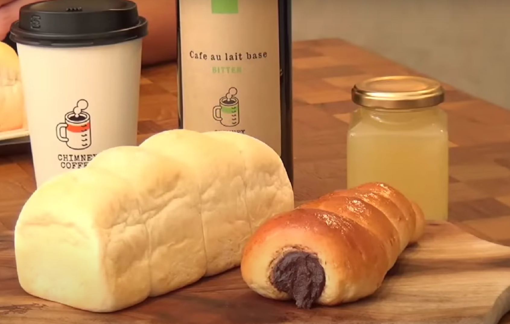 ちぎりパン（左） チョココロネ（右）