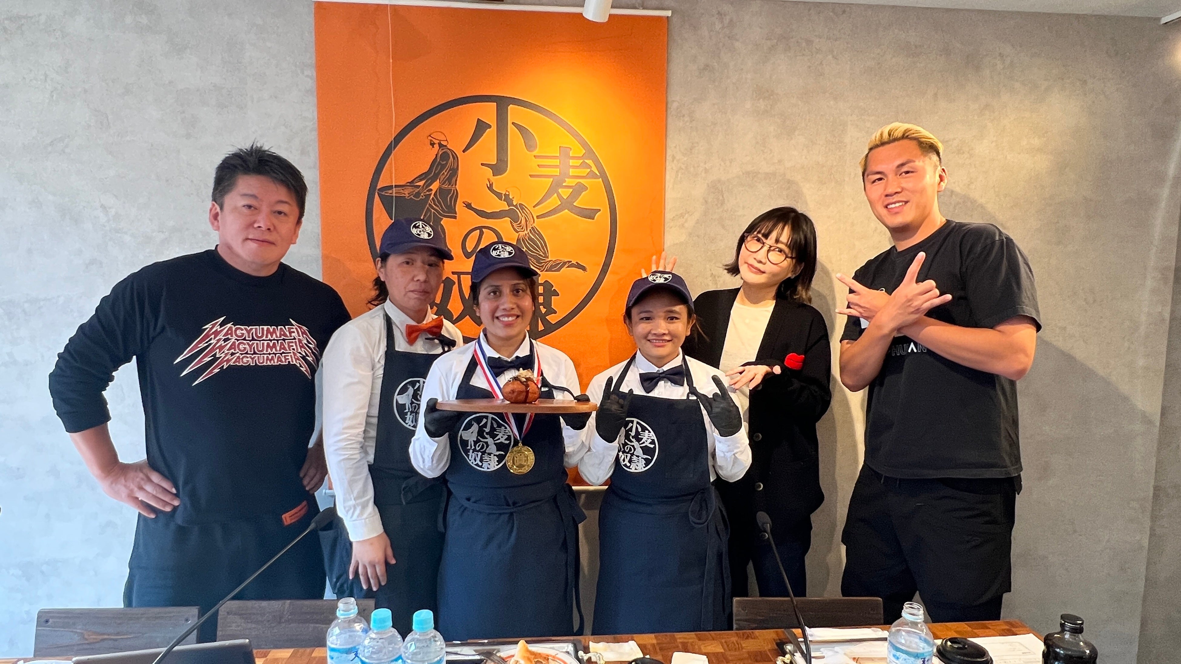 左から順に）堀江、行橋店代表、河内長野店代表、下関椋野店代表、木下氏、橋本