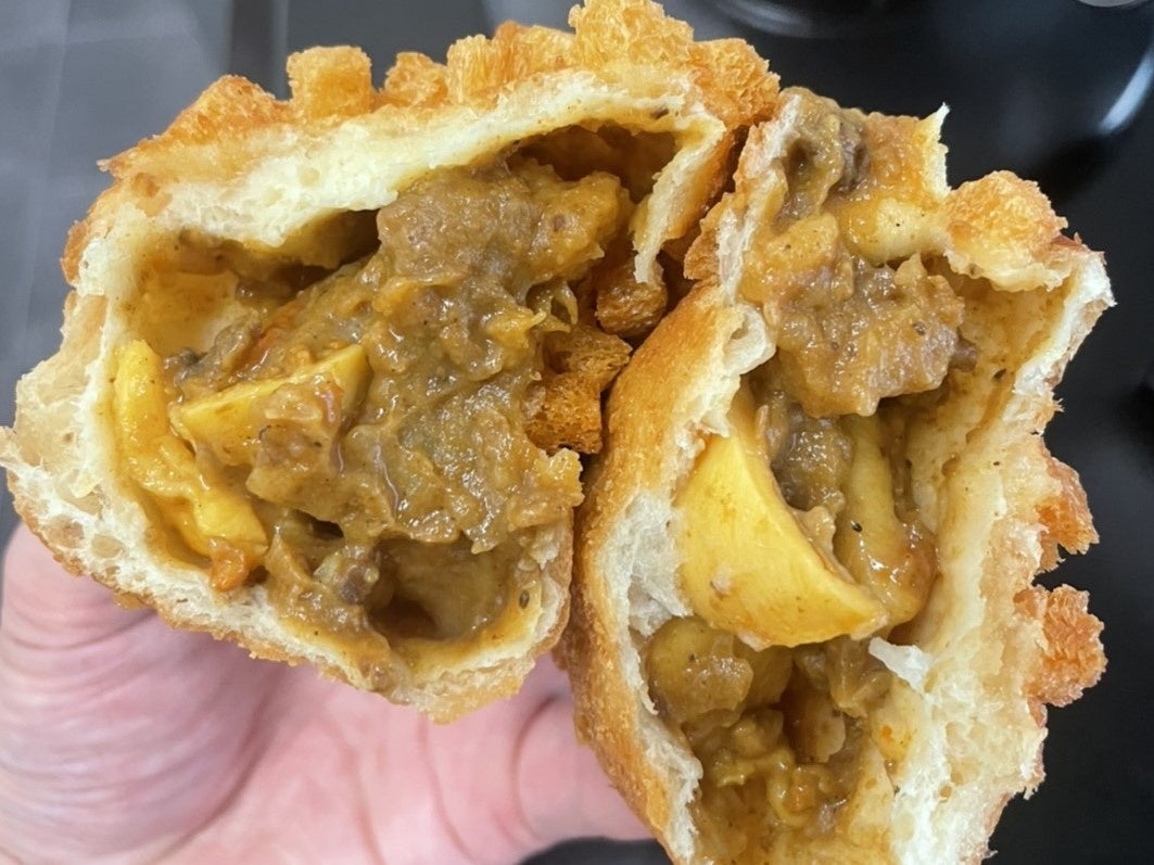 カレーパンの中にはホヤがゴロゴロ入っています