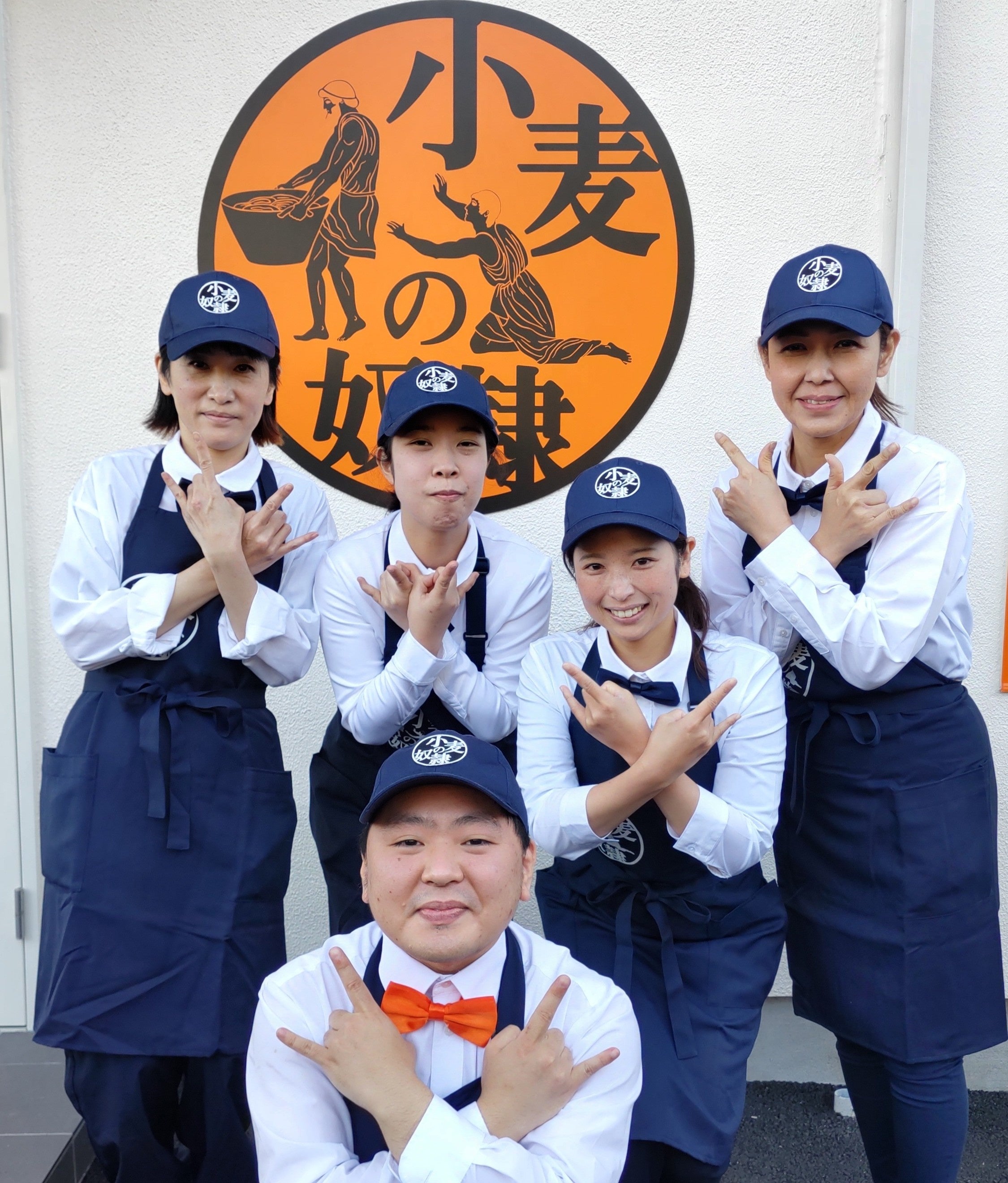 欽明路店 店長まるがお（中央）とクルー