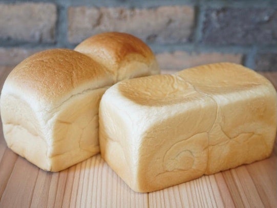 焼食パン(左)、生食パン(右)