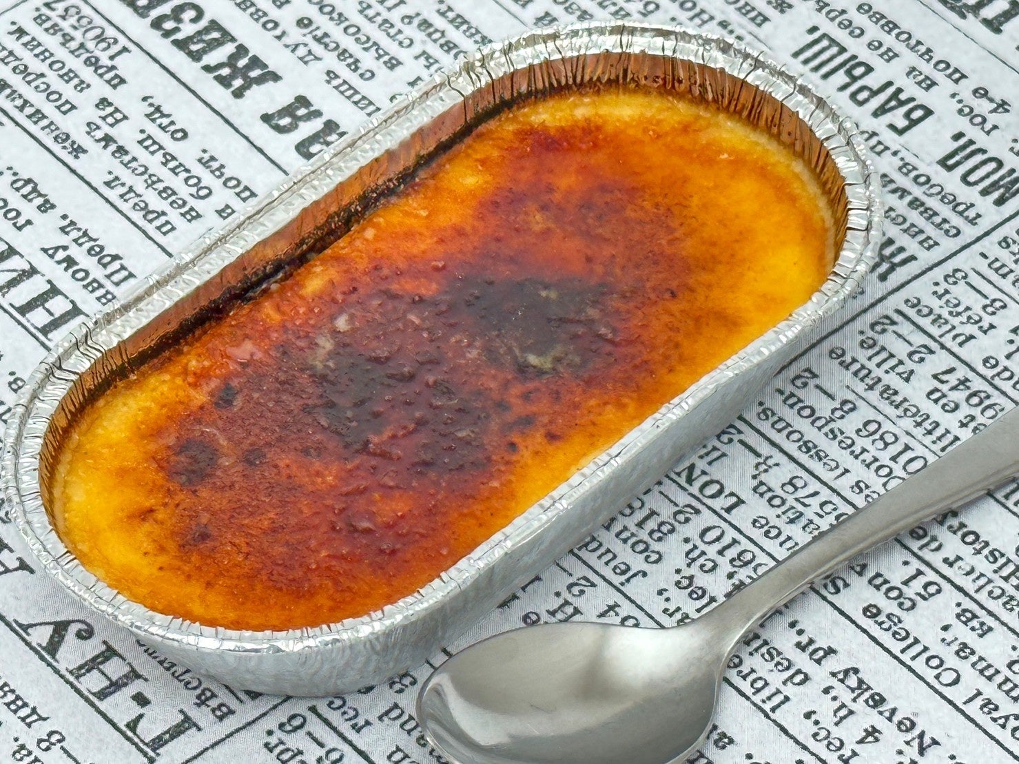 主原料は卵黄とクリームだけ。濃厚で贅沢な味わい