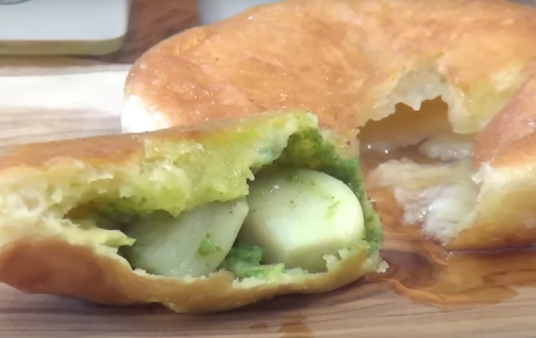 にんにくとバターがたっぷり入った“ガーリックバターパン”