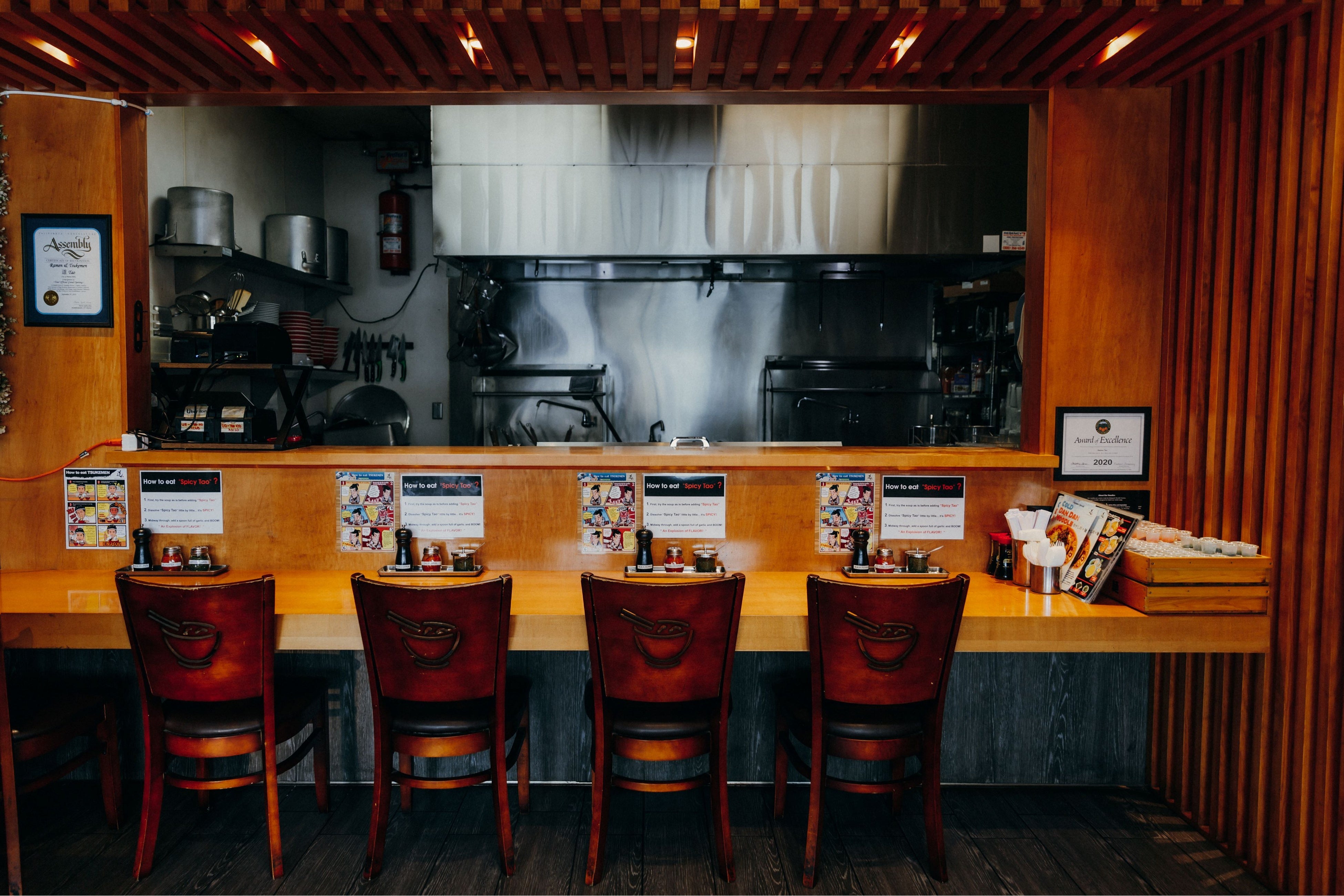 30～50席程度の規模でシンプルな内装。ローカルのお客様が気軽に立ち寄れるラーメン屋を目指す