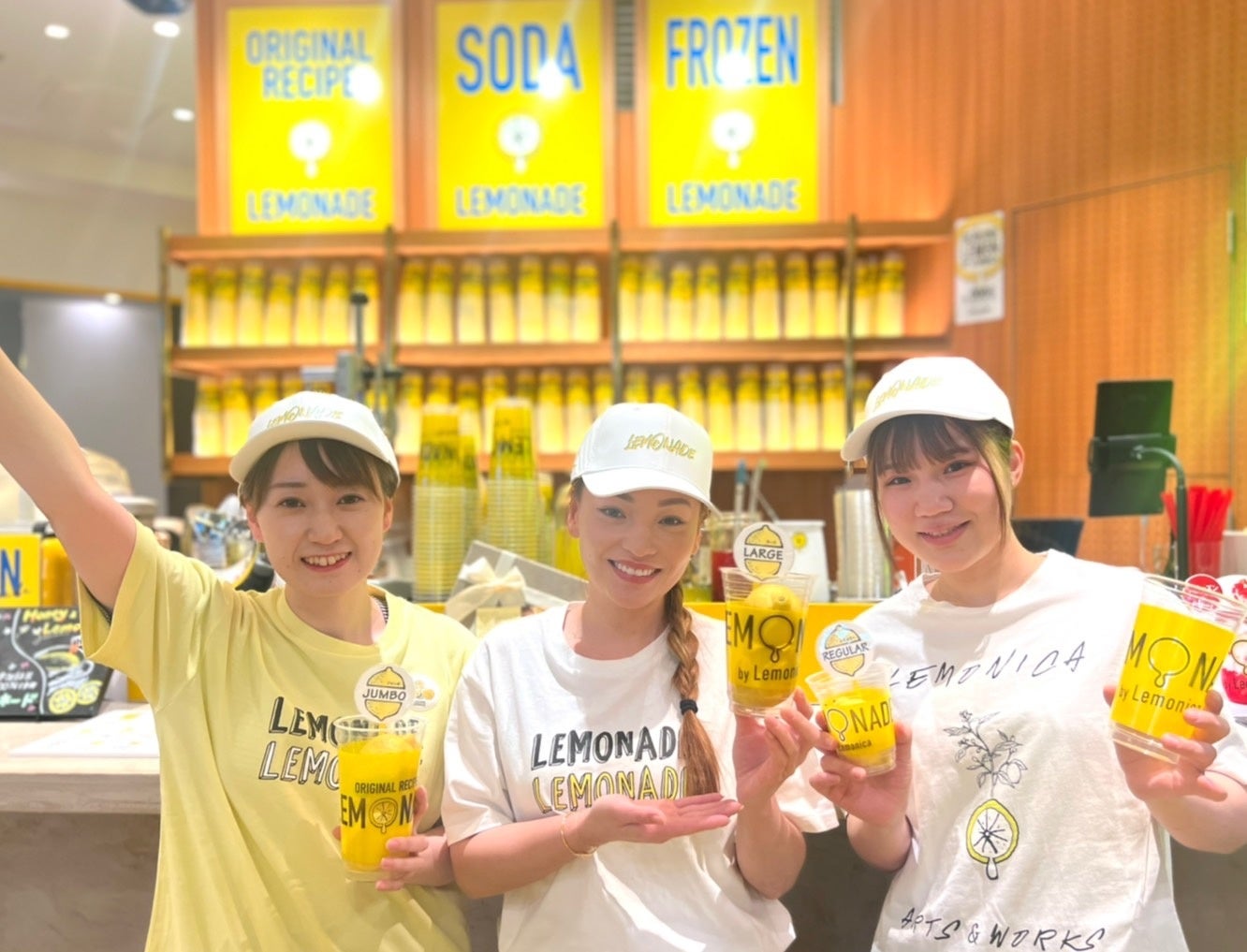 レモニカスタッフがコラボキャップを着用し、お客様をお出迎え