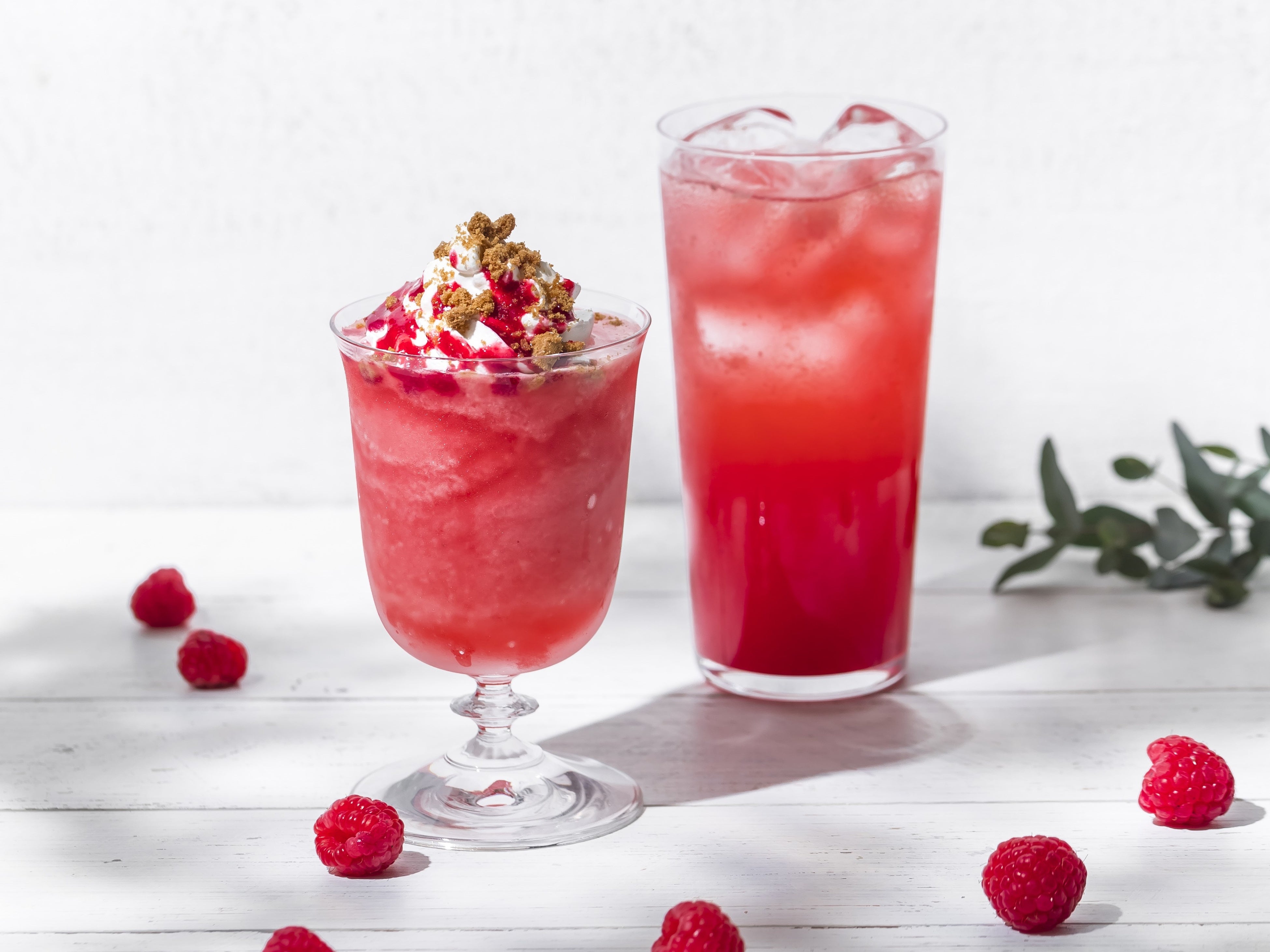 春の新商品（左）フローズンラズベリーレモネード（右）ラズベリーソーダレモネード