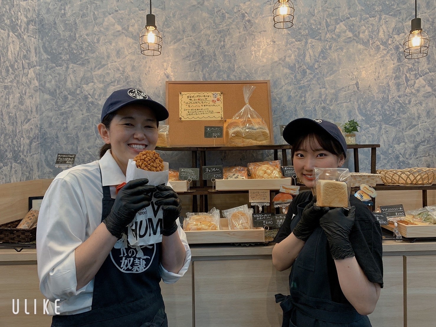 北九州小嶺店 店長ふじもん（左）とクルー（右）