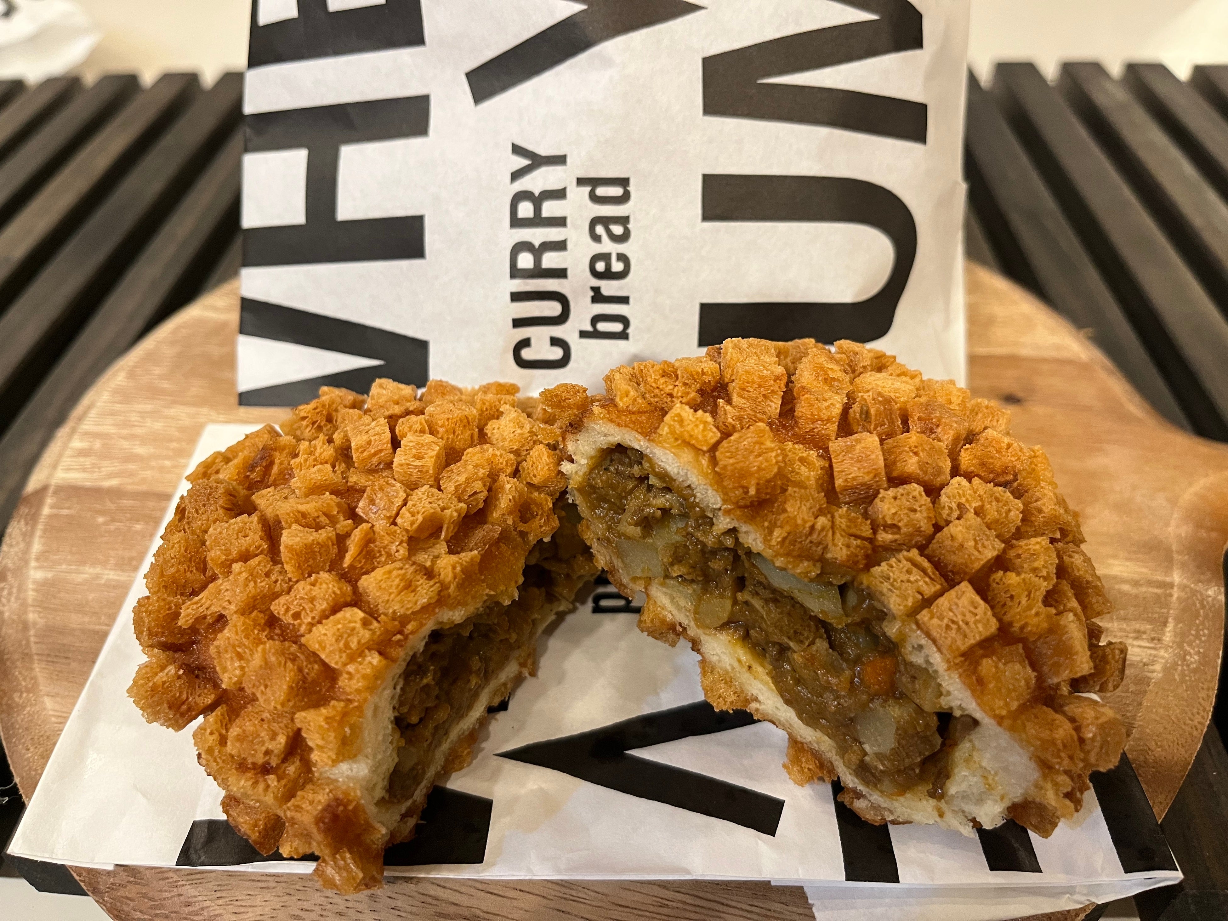 名物「ザックザクカレーパン」