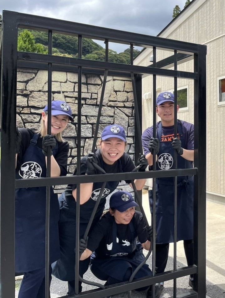 小麦の奴隷 日南店 店長めめ（上段中央）とクルー