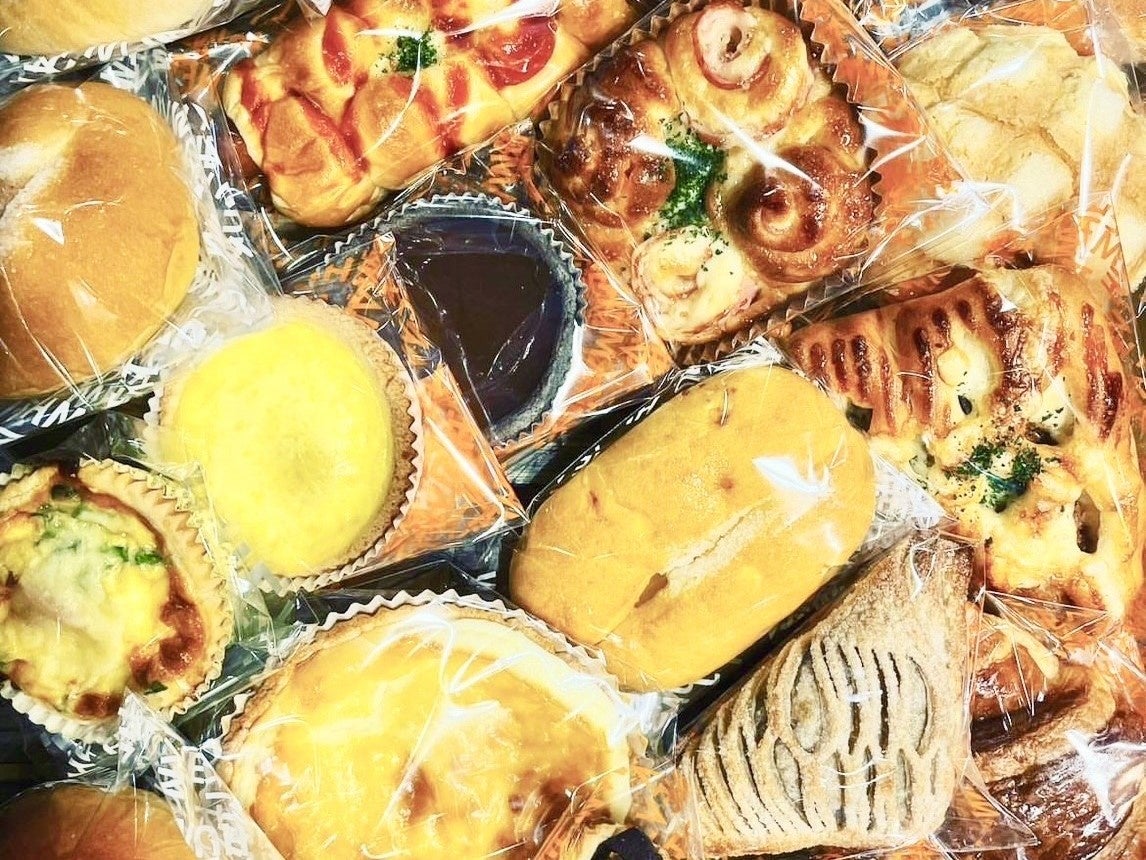 【小麦の奴隷 いわき店】では「ザックザクカレーパン」をはじめ、種類豊富なパンを取り揃えています