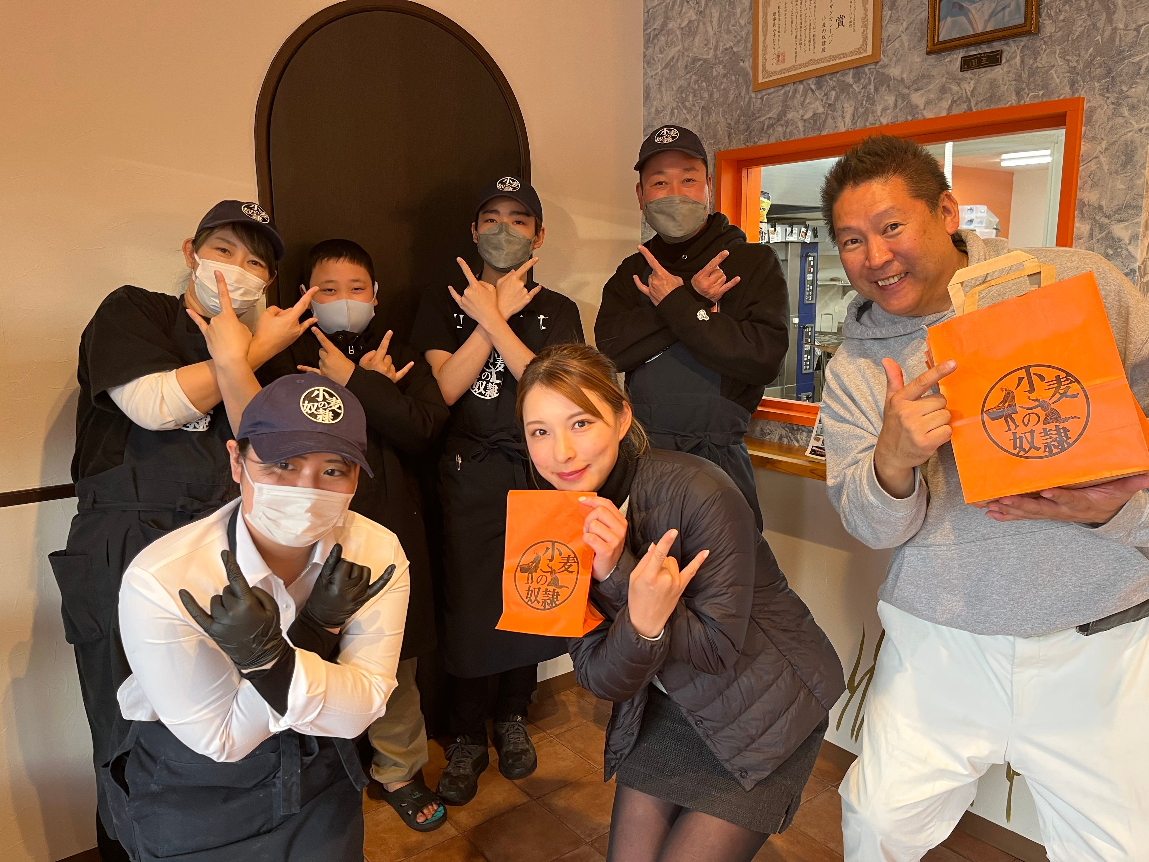 小麦の奴隷 笠間店に立花 孝志氏（右・NHK党 党首）と山本茉央さん（右下・元HKT48）が来店 (2023年1月)