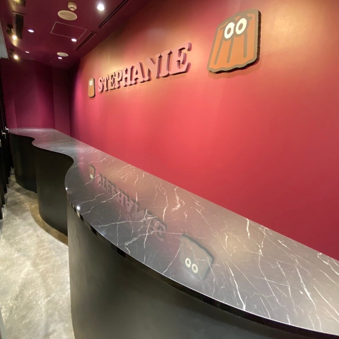 紫と黒を基調にしたシックな店内