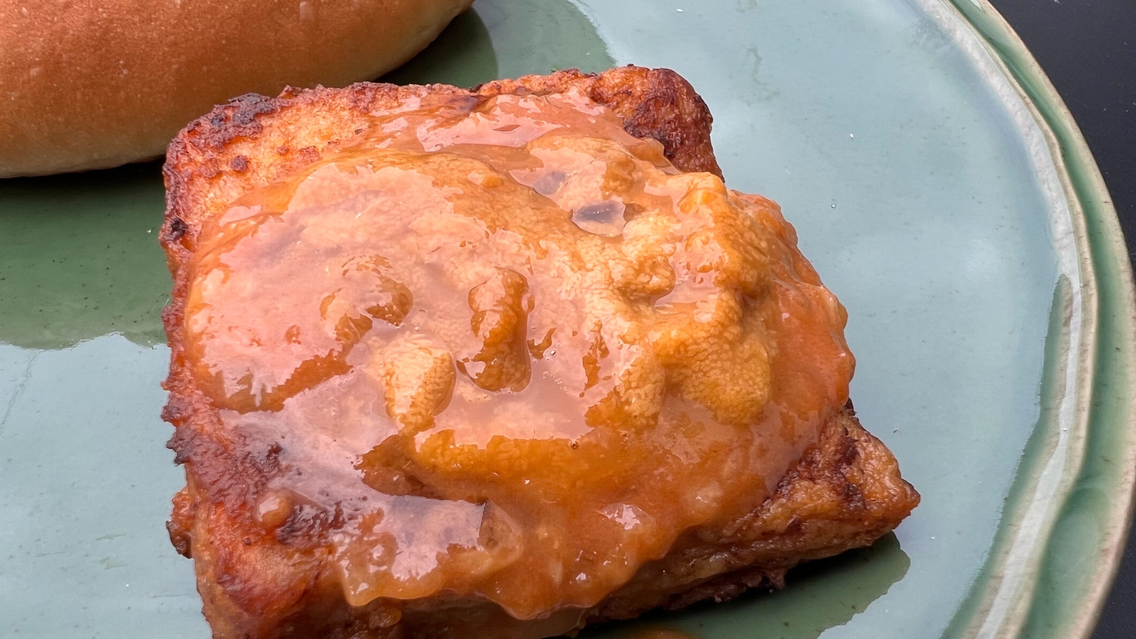 今回の配信では、壱岐島店で販売中のウニを使用したパンを試食します。