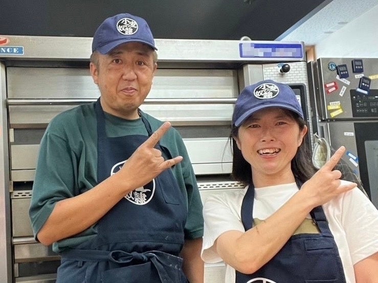 小麦の奴隷 薩摩川内店（左）店長よね （右）広報部長なお