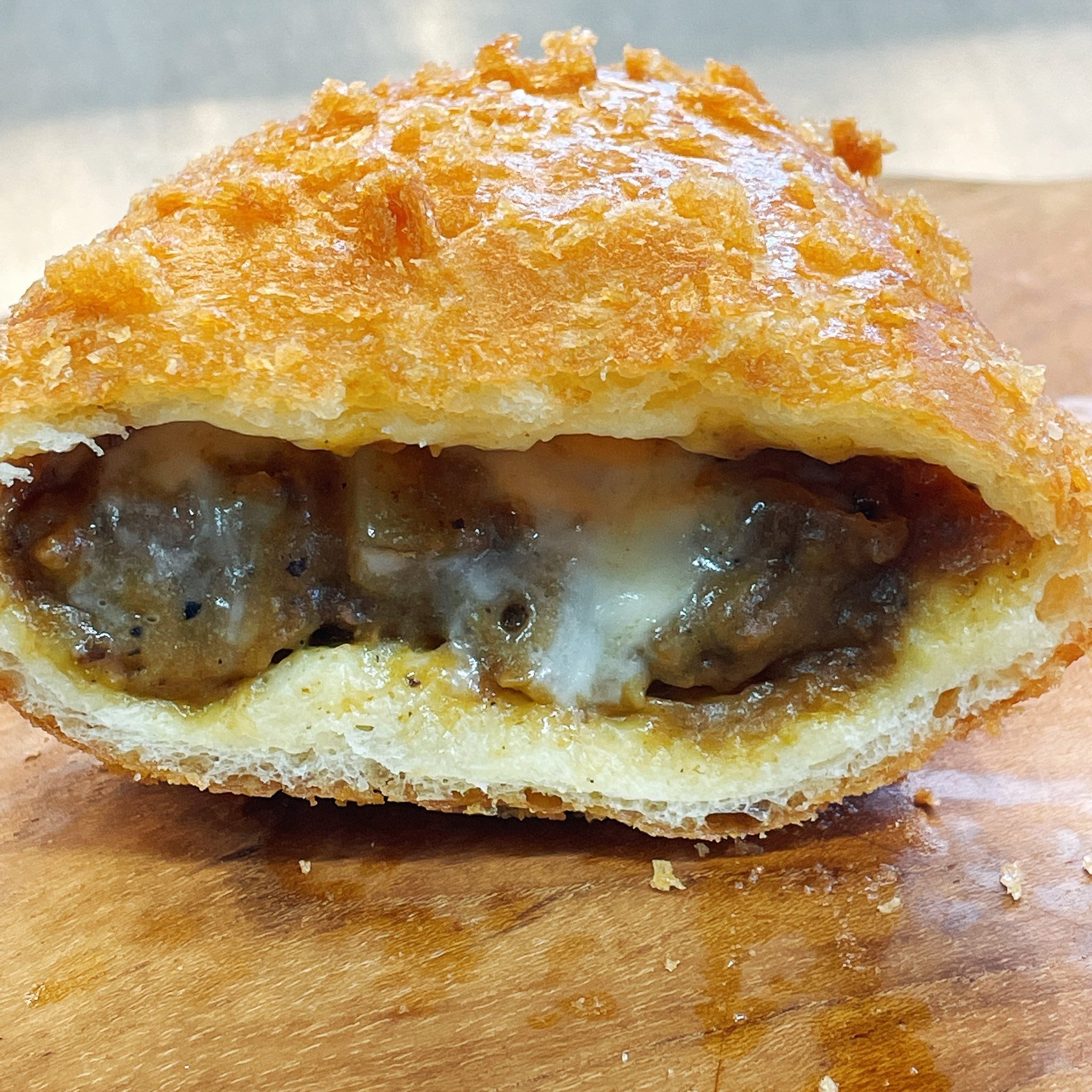 土日限定クリーミーチーズカレーパン