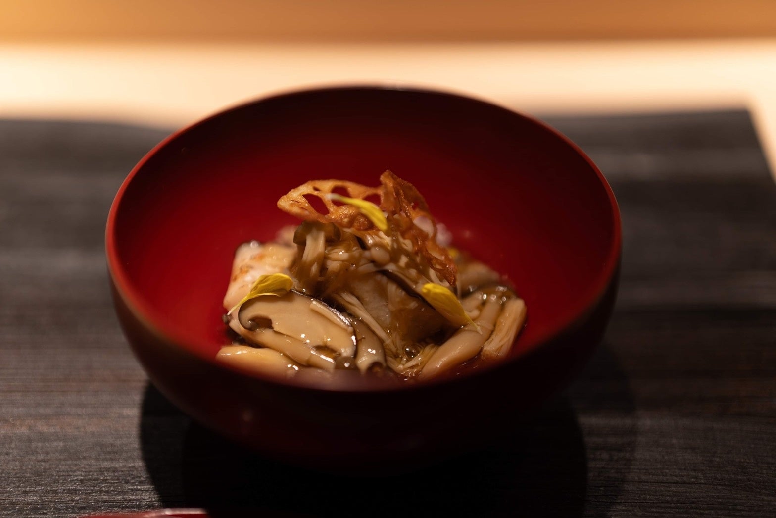 【強肴】季節のきのこ餡をかけたナチュラルな蓮蒸し