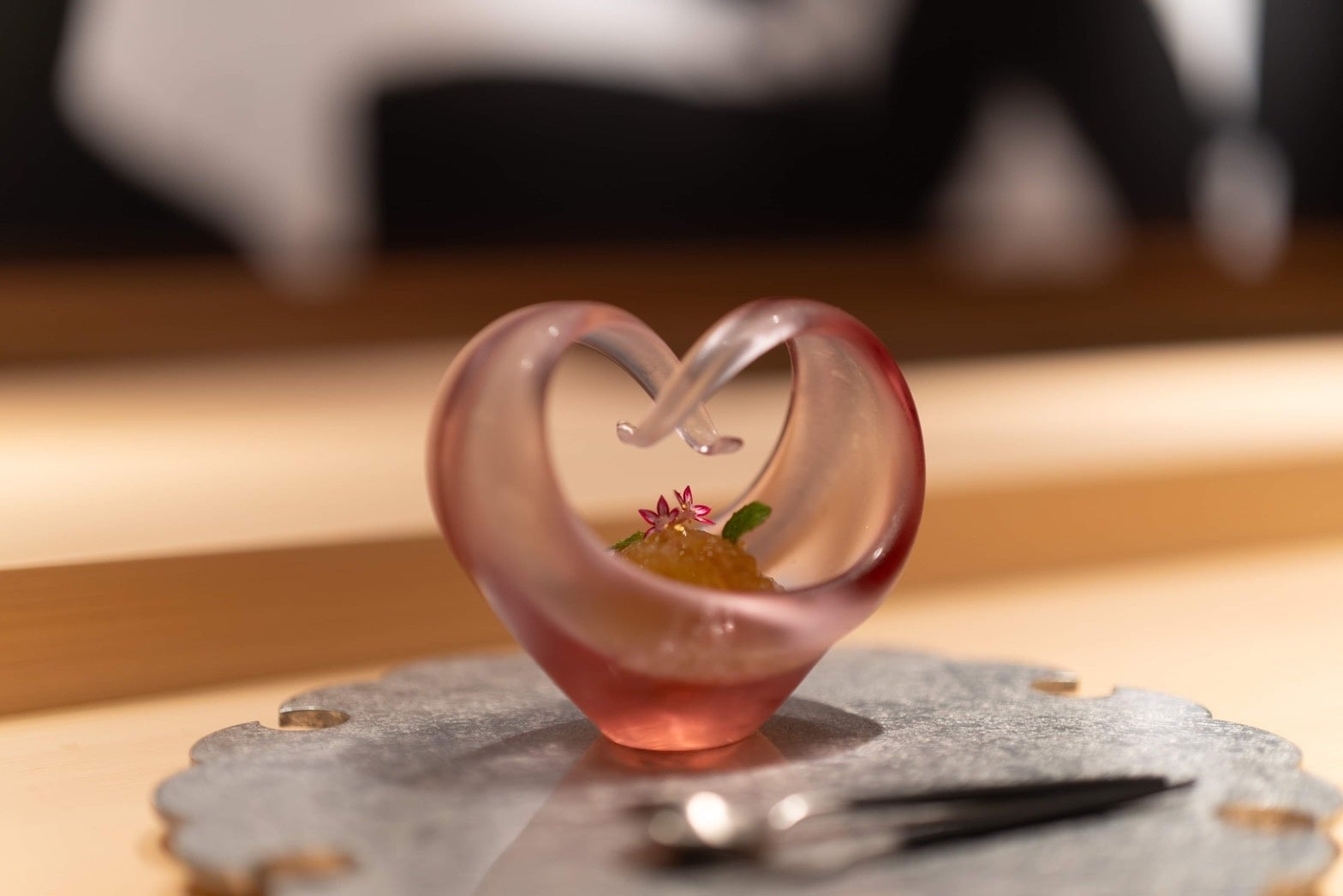 【水菓子】 唯一無二の果実の宝、ルビーロマンの冷製 金沢湯通ゆずサイダーのゼリーと共に