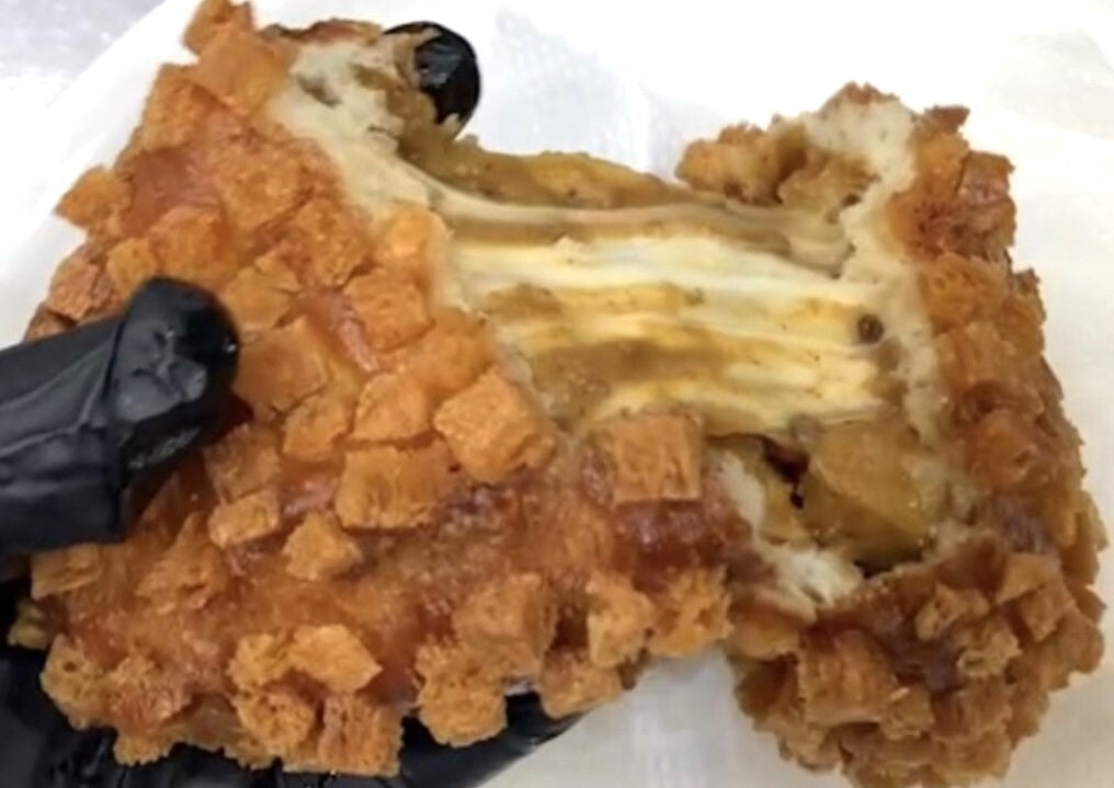 チーズたっぷりザックザクカレーパン（390円）