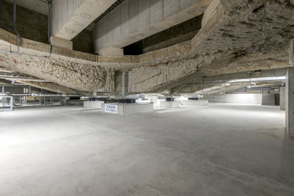 免震ピット(地震の揺れが直接伝わらないようにする構造)の写真