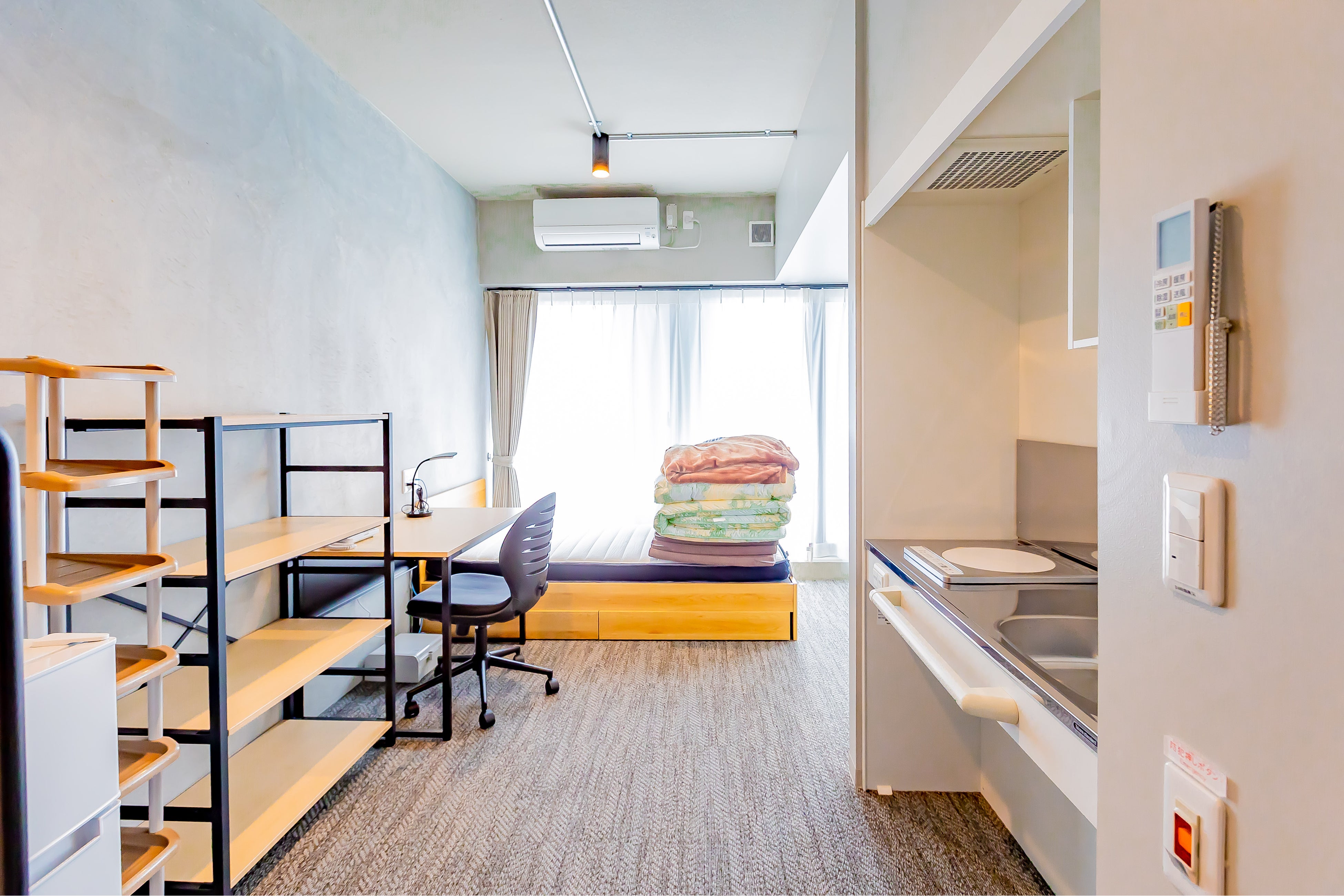 ユニバーサルルーム内のキッチン側スペース。