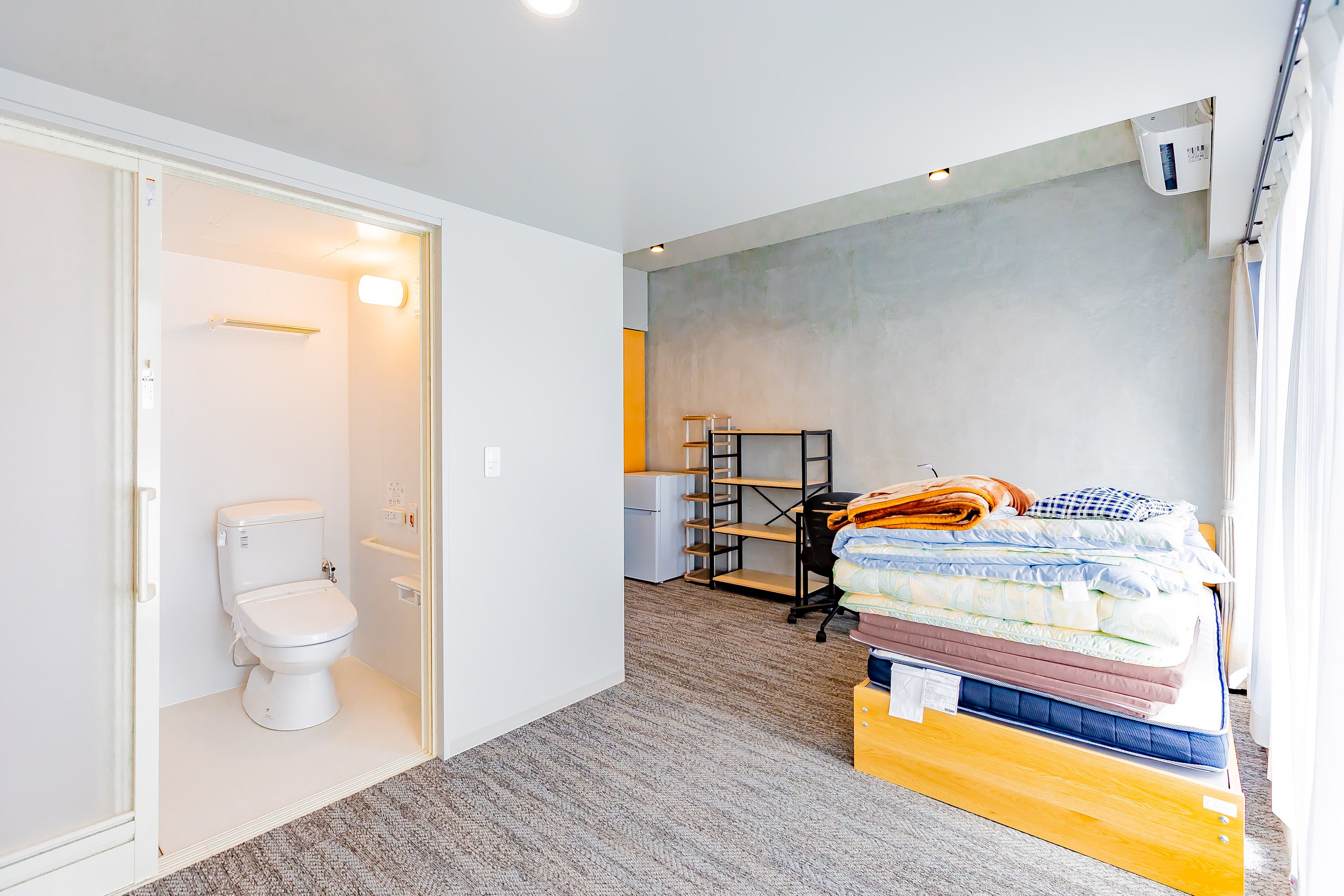 ユニバーサルルーム内にはシャワー、トイレも完備。