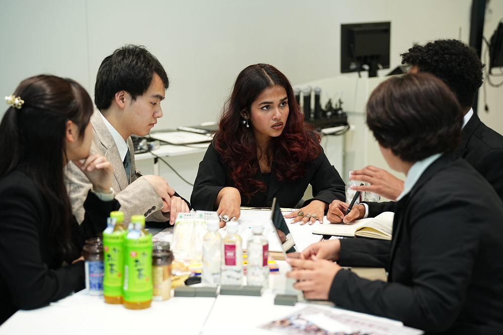 テーマについて議論する在校生副学長（写真中）とサミットメンバー