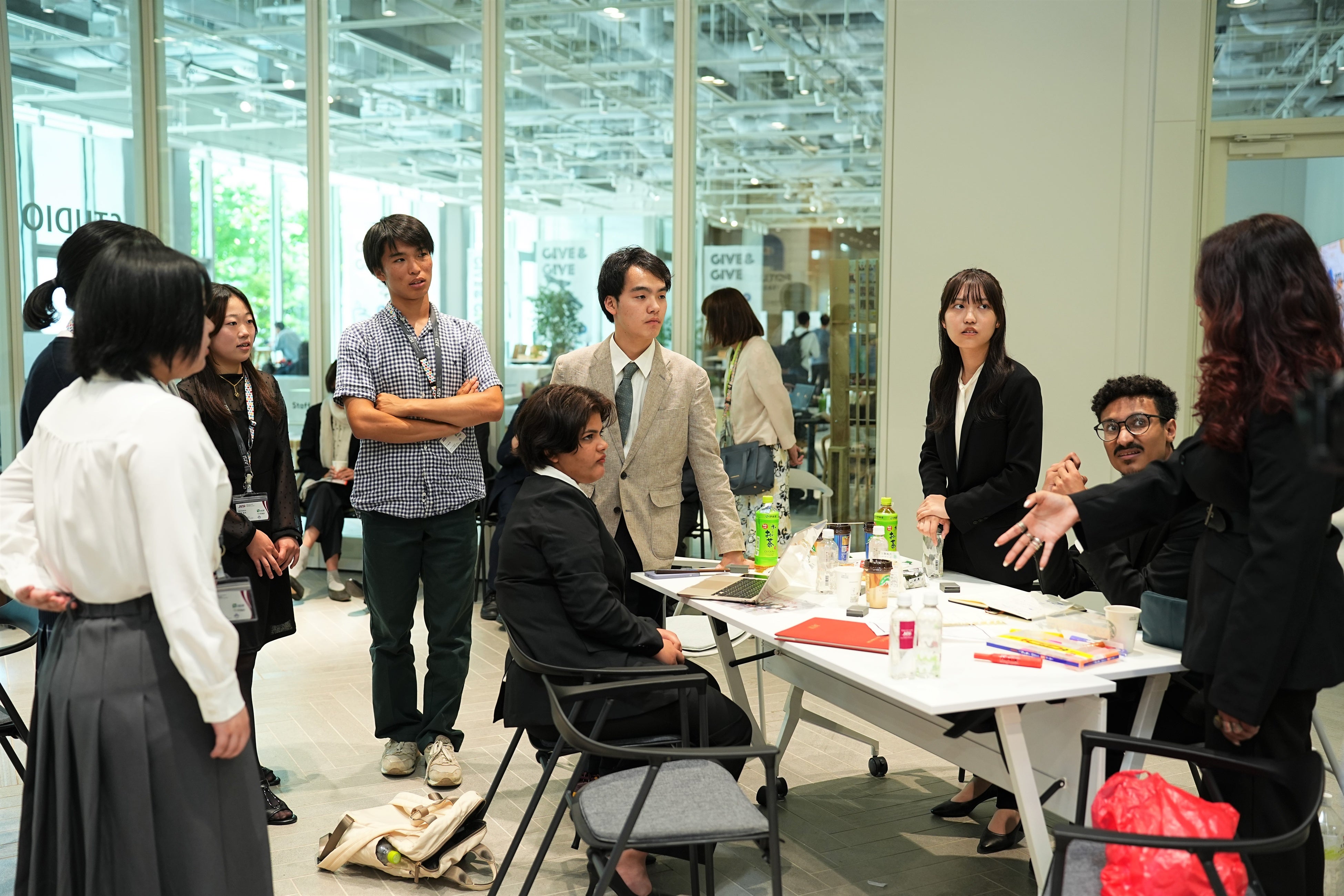 発表の順番や、流れを一緒に確認する特命副学長とサミットメンバー