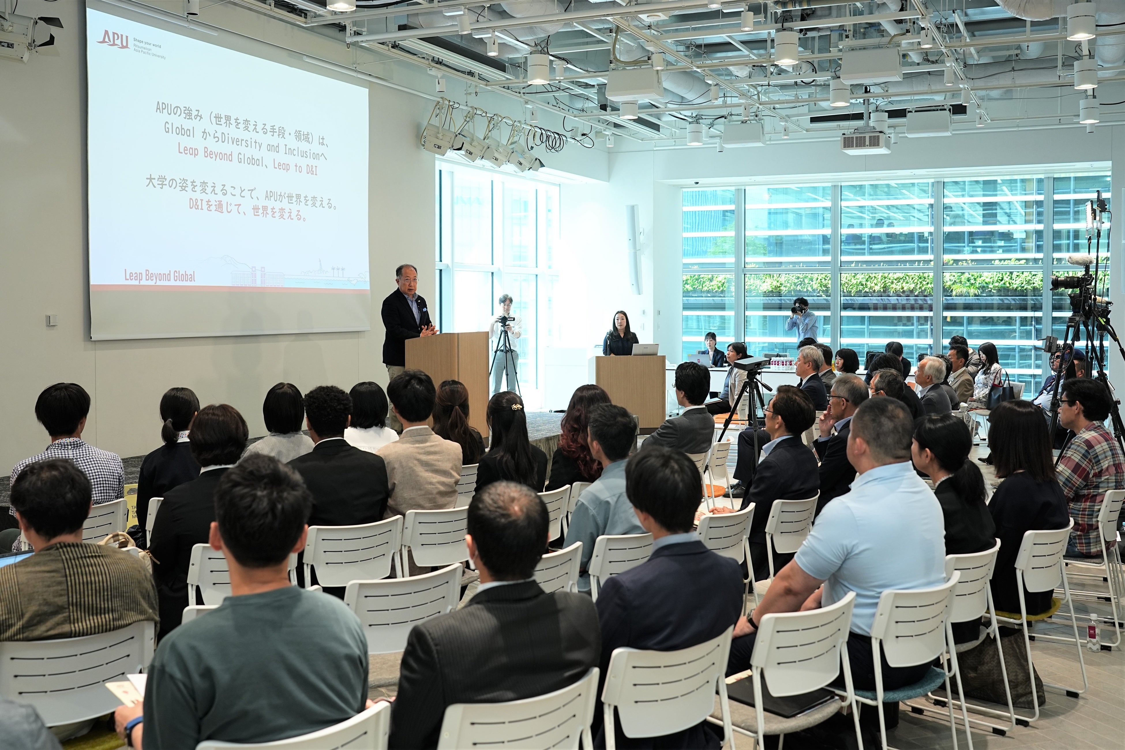 出席者に向けて特命副学長制度の説明をする学長の米山裕（よねやまひろし）