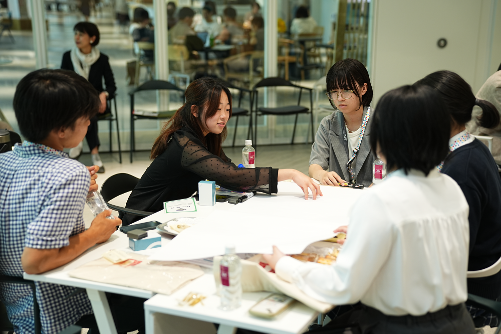 テーマについて議論し、発表内容をまとめる 高校生副学長（左から2番目）とサミットメンバー