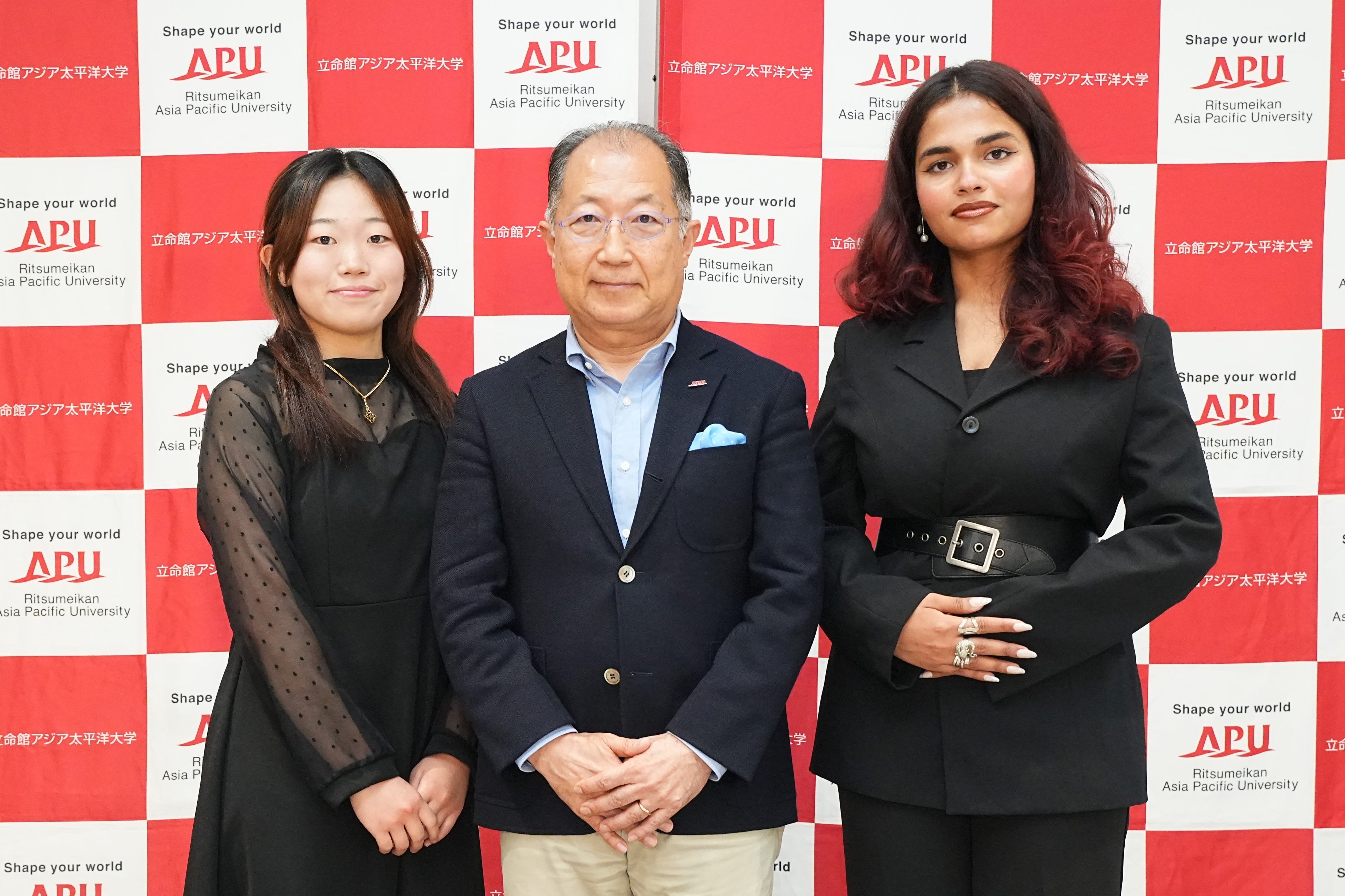 米山学長（真ん中）と特命副学長2名（左右端）