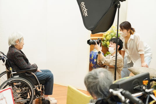 有志プロジェクト「みらいラボ」高齢者施設と連携し、ヘアメイク&写真撮影イベントを開催 有志プロジェクト「みらいラボ」高齢者施設と連携し、ヘアメイク&写真撮影イベントを開催