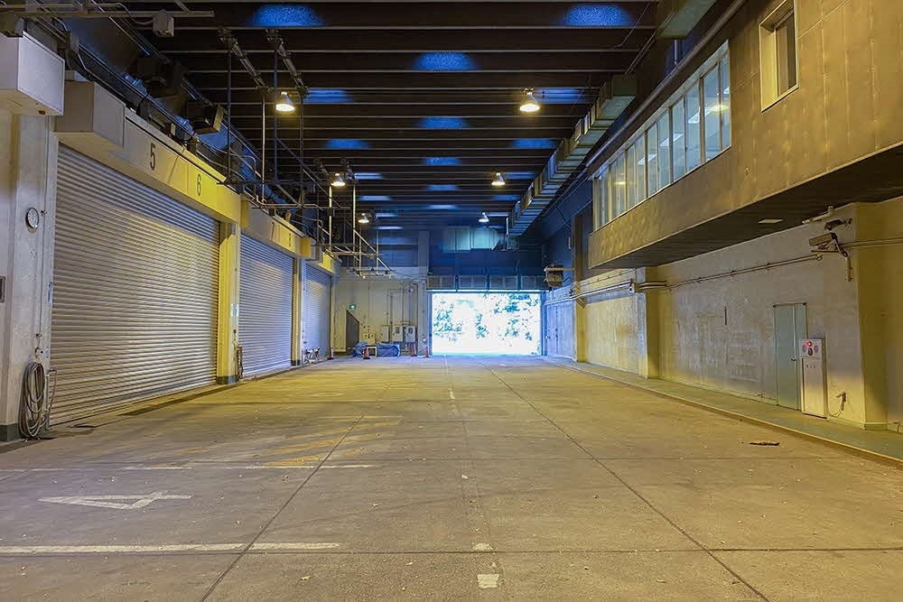 旧東品川清掃作業所 改修工事前の屋内風景 （暫定活用の目的・用途に沿って、現在改修工事中です。）