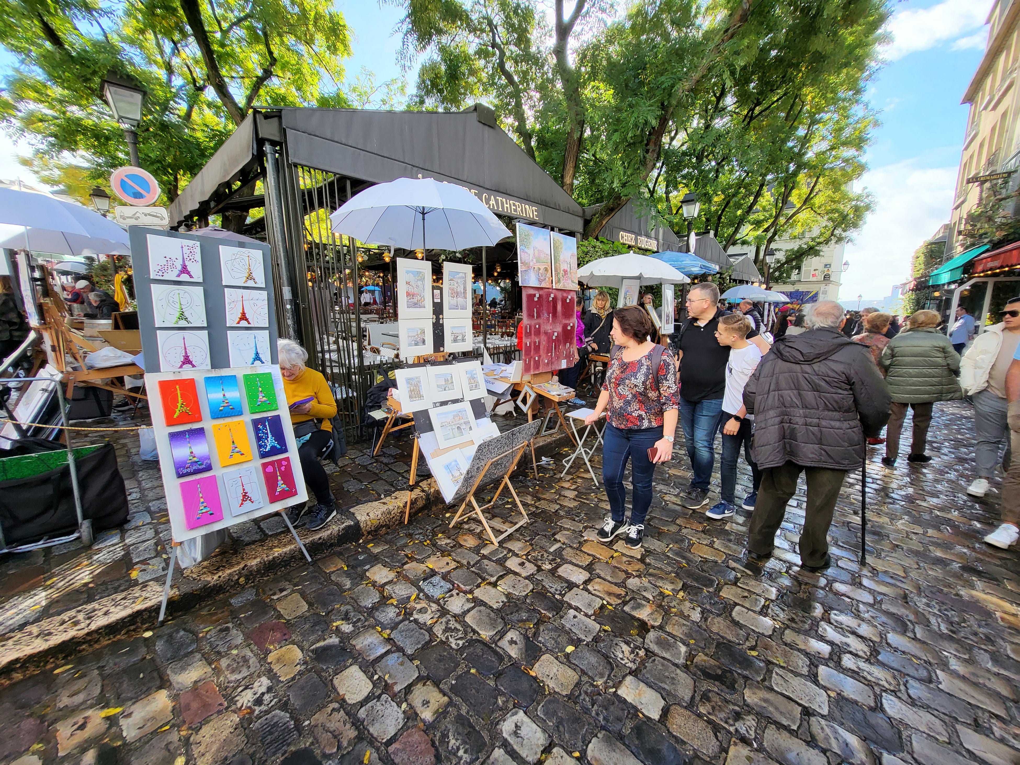 アーティストとの交流も楽しみのひとつ。