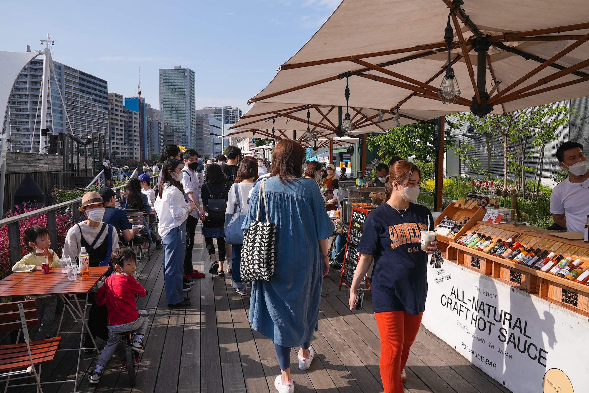 さわやかな秋の日を感じながら、ショッピングをお楽しみください。