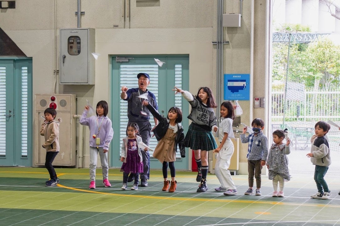 遠くまで飛ぶ紙ヒコーキを折ってみよう！